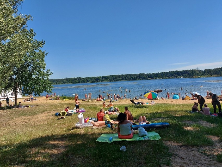 W niedzielę 20 czerwca setki plażowiczów odwiedziły Zalew...