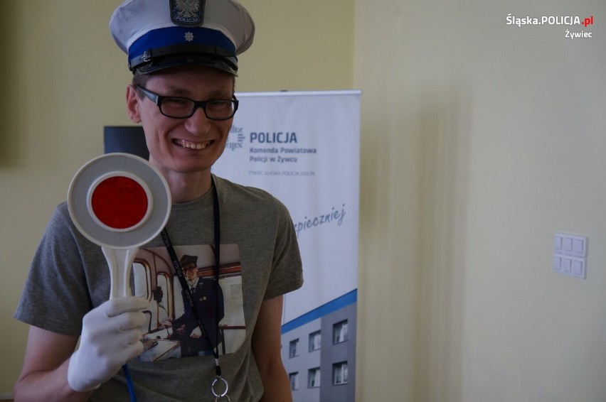 Policjanci z Żywca spełniają marzenia! Dzięki nim Przemek mógł poczuć się jak mundurowy!