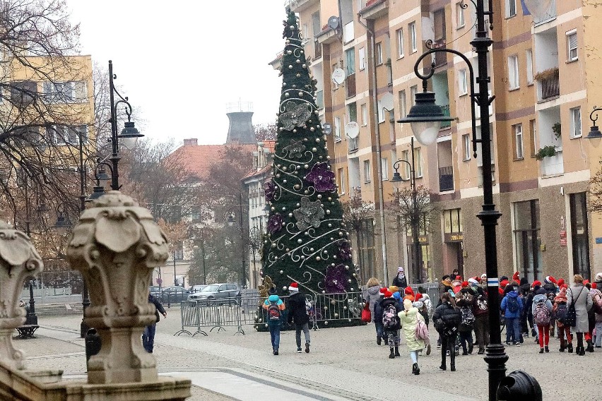 Trwa montaż świątecznej iluminacji w Legnicy. Na jutro zaplanowano jej odpalenie, zdjęcia