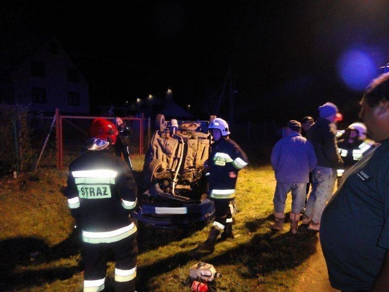 Wypadek w Łabowej. Peugeot wywrócony kołami do góry