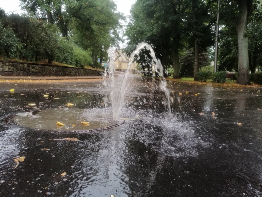 Fontanny z fekaliami. Wszystko spływa ulicą w centrum Nowogardu