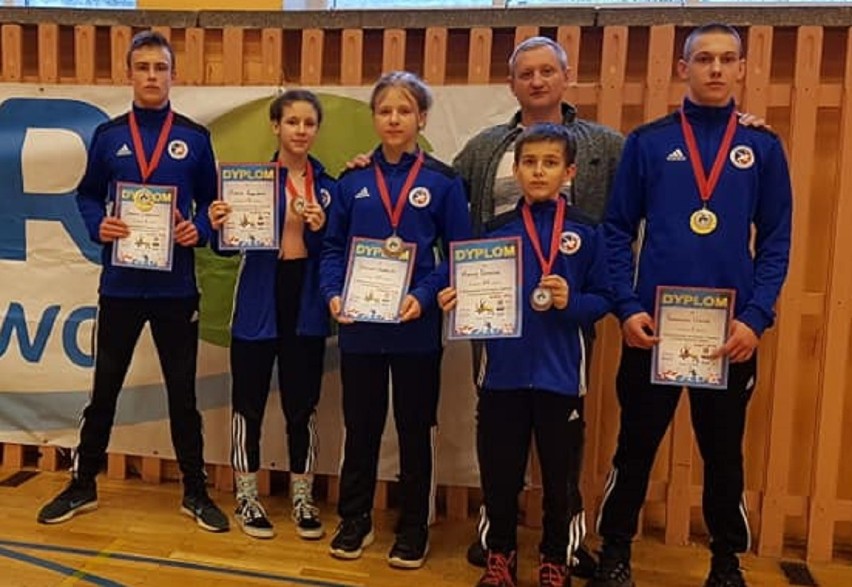 Z międzynarodowego turnieju zapaśniczego w Bielawie zapaśnicy UKS Olimpijczyka Sulmierzyce przywieźli pięć medali