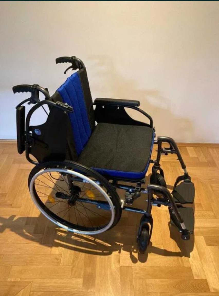 Wózek inwalidzki aluminiowy, lekki, z podnóżkami