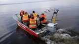 Nad Miedwiem mężczyzna pływający na surfingowej desce nie mógł dotrzeć do brzegu. Na ratunek 41-latkowi ruszyli strażacy z Pyrzyc i Wierzbna