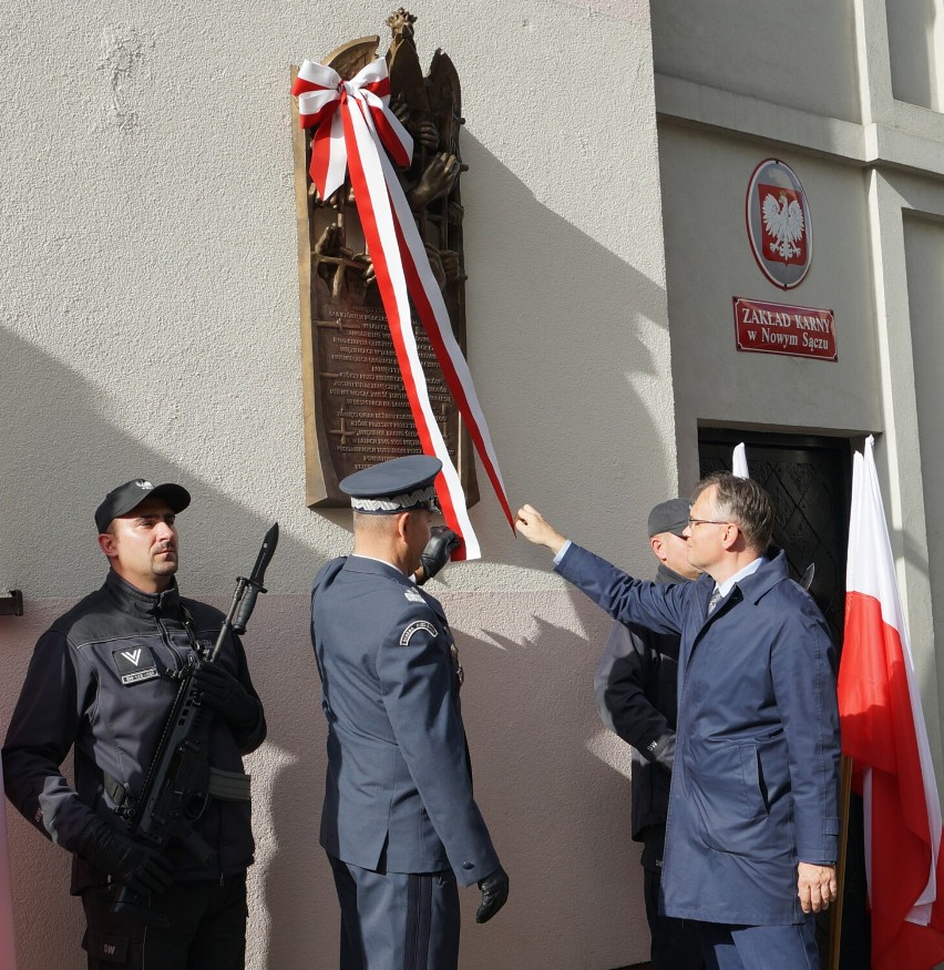 Nowy Sącz. Uczcili pamięć ofiar dwóch totalitaryzmów. Na murze więzienia przypomina o nich pamiątkowa tablica