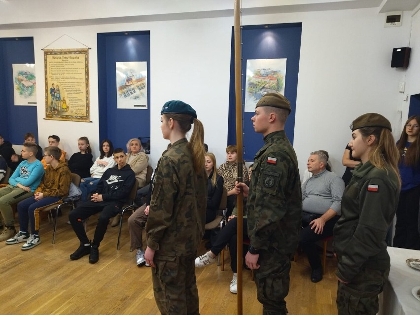 Szkolenie z zasad Ceremoniału Wojskowego w Brzegu. Wzięli w nim udział uczniowie szkół podstawowych i ponadpodstawowych