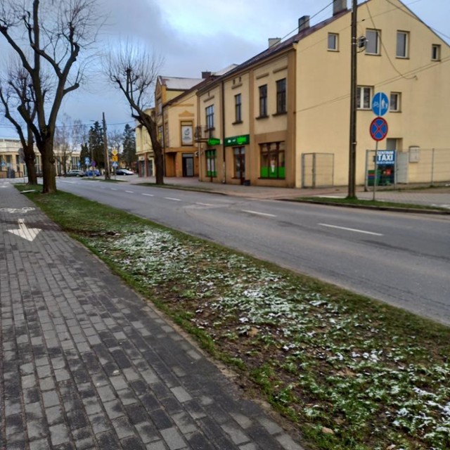 Zimno i szaro.Taki  poranek w Zduńskiej Woli 6 kwietnia