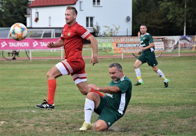 Oldboje LKS Jawiszowice przegrali w pierwszej rundzie Pucharu Polski oświęcimskiego podokręgu z Gorzowem (1:4). Na zdjęciu Sebastian Klimeczek (48 lat, Jawiszowice) wygrywa pojedynek biegowy z Grzegorzem Migdałem (Gorzów),