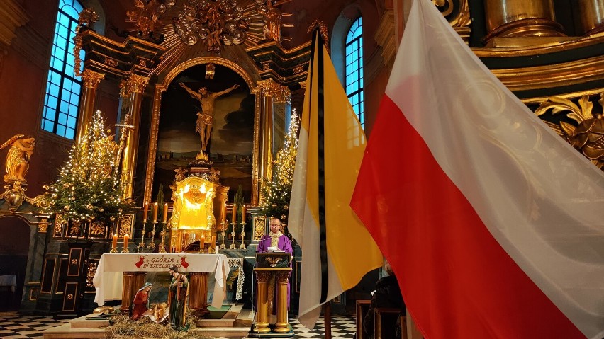 Msza dziękczynna za papieża Benedykta XVI w kościele oo. Bernardynów Piotrkowie ZDJĘCIA