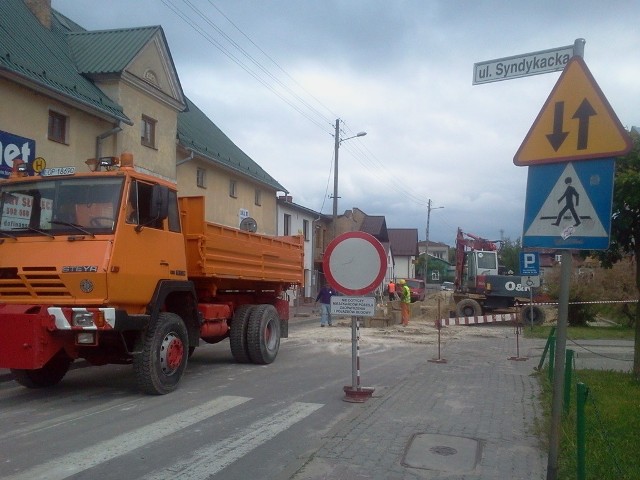 W Opolu Lubelskim ruszyła budowa kolejnego odcinka kanalizacji deszczowej.