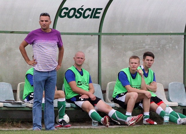 Arkadiusz Brach, trener Wiekowianki Wiekowo - fioletowa koszulka - został zawieszony na dwa mecze