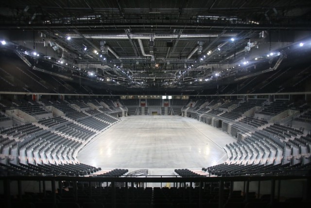 Arena Gliwice otwiera się dla publiczności. Jest gotowa i świetnie wyposażona. Widownia obiektu może pomieścić łącznie 17 tys osób (w przypadku koncertów i imprez, gdy widzowie zajmują także płytę), do wykorzystania jest także 10 ha wokół hali. Obiekt ma 5 sal konferencyjnych, 22 klatki schodowe, 1400 drzwi, około 300 kamer monitoringu.