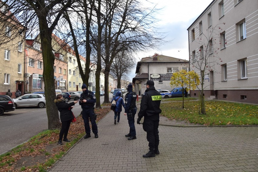 Protest kobiet w Stargardzie. Policja legitymowała uczestników 5-osobowego zgromadzenia pod biurem PiS