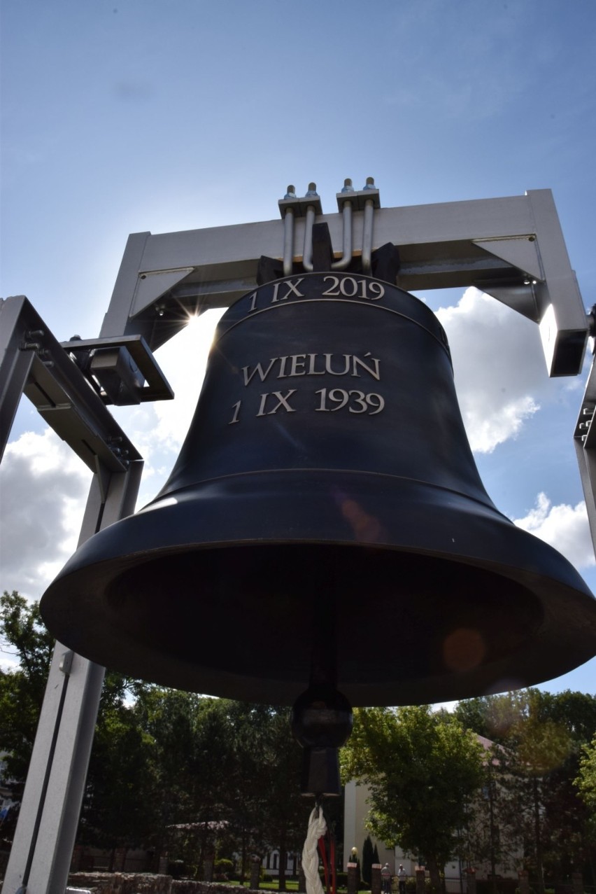 Dzwon "Pamięć i przestroga" już w Wieluniu. Czy kiedyś zawiśnie w odbudowanej wieży kościoła farnego? [ZDJĘCIA]