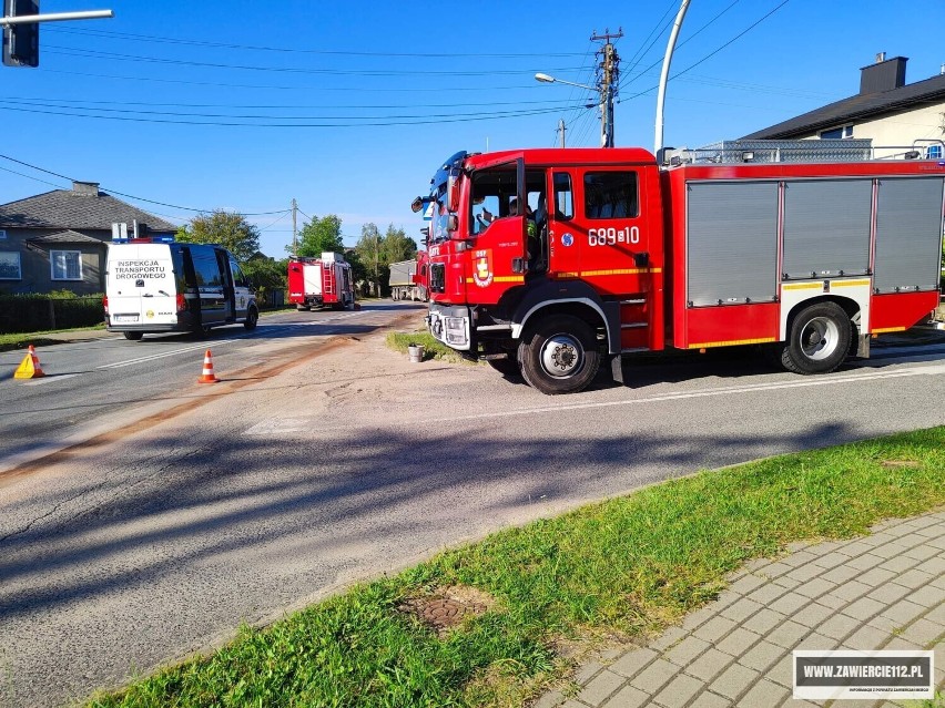Tragiczny wypadek w Ciągowicach. Czołowe zderzenie samochodu osobowego z ciężarówką. 24-latek nie żyje