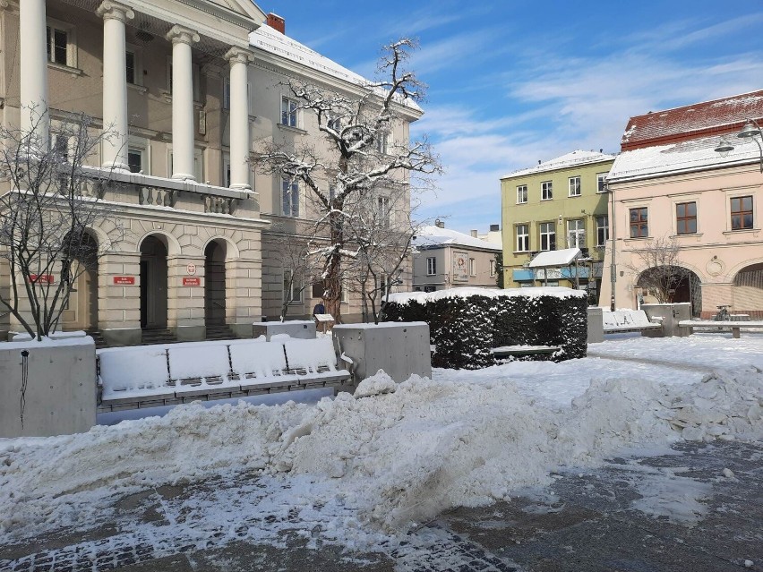 Wywożą śnieg z centrum Kielc, ale... tylko z jednego miejsca
