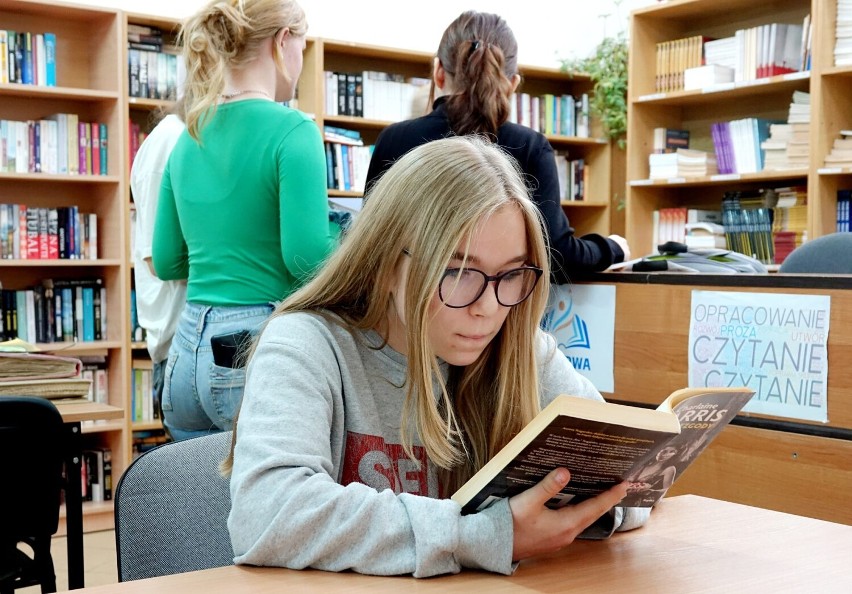 Akcja "Przerwa na czytanie" w "drzewniaku" w Radomsku. Czytali uczniowie i nauczyciele. ZDJĘCIA