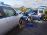 Wypadek na DW nr 269. Zderzenie samochodów marki Jeep i Dacia. Zdjęcia