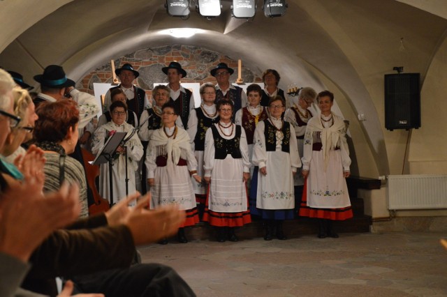 Kaszubska kultura jest bardzo ciekawa i warto ją bliżej poznać. Regionalne zespoły przybliżają ludowe pieśni i tańce.