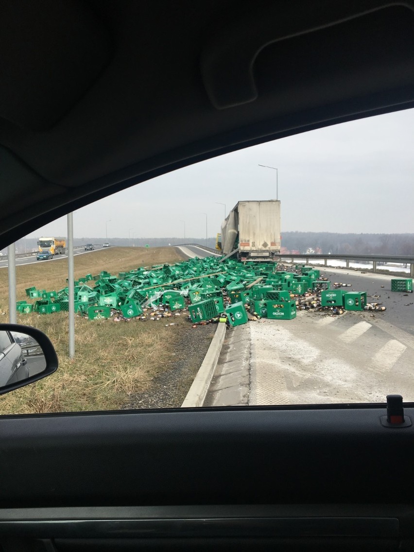 Tysiące butelek piwa rozsypały się na zjeździe z autostrady w Brzesku [ZDJĘCIA]