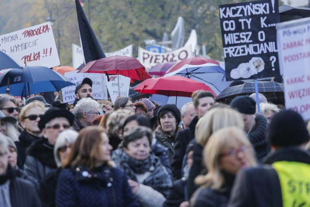 Czarny Protest na ulicach Warszawy. Kobiety manifestowały pod sejmem [ZDJĘCIA]