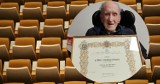 Dostał dyplom ukończenia studiów w wieku... 102 lat! Historia tego mężczyzny zaskakuje 