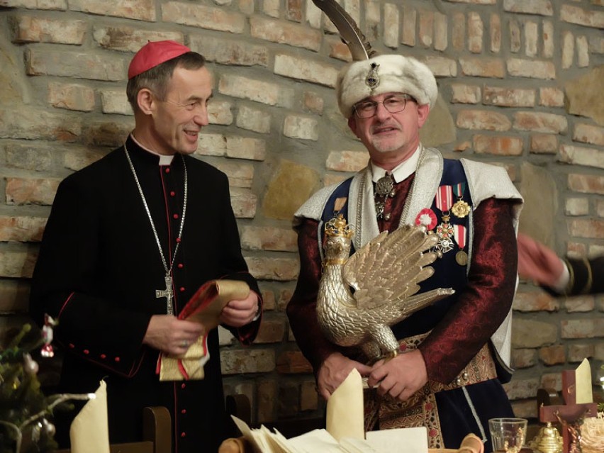 Spotkanie opłatkowe w tarnowskim Bractwie Kurkowym. Kolędy śpiewali biskup Stanisław Salaterski i prezydent Roman Ciepiela
