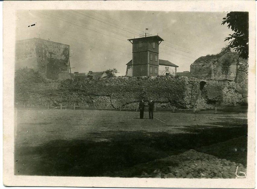 Ruiny łęczyckiego zamku ze strażacką wieżą ćwiczeń, przed 1927 rokiem