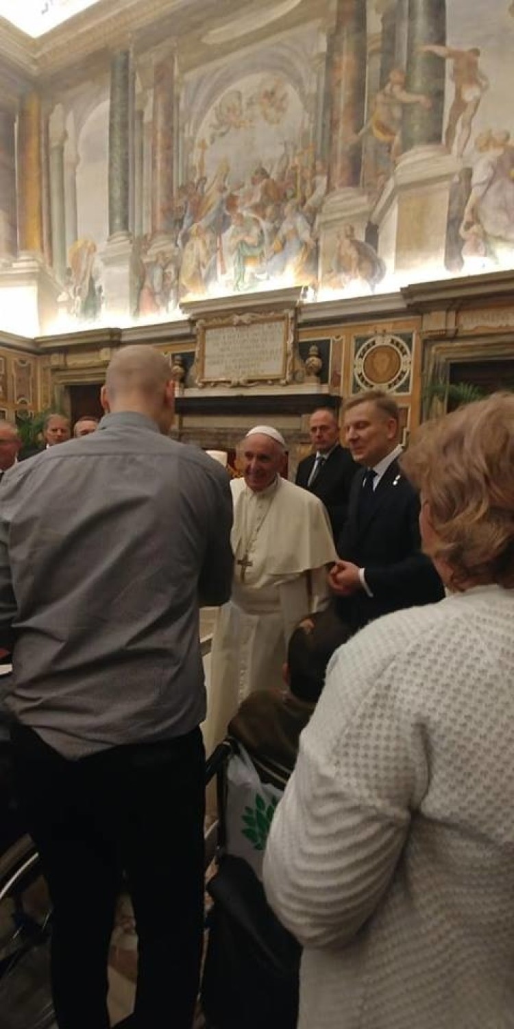 Chore dzieci z Dolnego Śląska spotkały się z papieżem Franciszkiem (ZDJĘCIA)