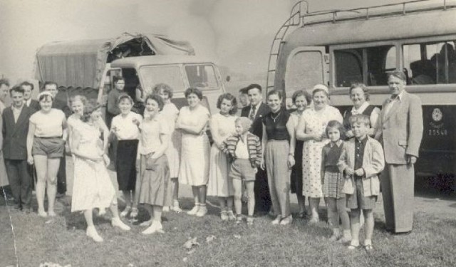 Stare, czasem nadgryzione zębem czasu fotografie, znalazły swoje miejsce na stronie internetowej chełmeckiego MOKSiR-u.
- Mieszkańcy chętnie się dzielą swoimi rodzinnymi wspomnieniami - mówi Waldemar Rudyk, dyrektor ośrodka. - Czasem szukają odpowiedzi, gdzie zdjęcie zostało zrobione, albo kto został na nim uwieczniony. Nie wszystkie niestety daje się rozszyfrować - dodaje.

Wkrótce wszystkie zostaną opisane, miejmy nadzieję z pomocą czytelników „Gazety Krakowskiej”, i zamieszczone na specjalnej stronie internetowej. Jeśli rozpoznajecie te twarze i miejsca piszcie: oswiecim@gk.pl. 
Marek Kotarski z Oświęcimia rozpoznał swoją rodzinę na jednym ze zdjęć.