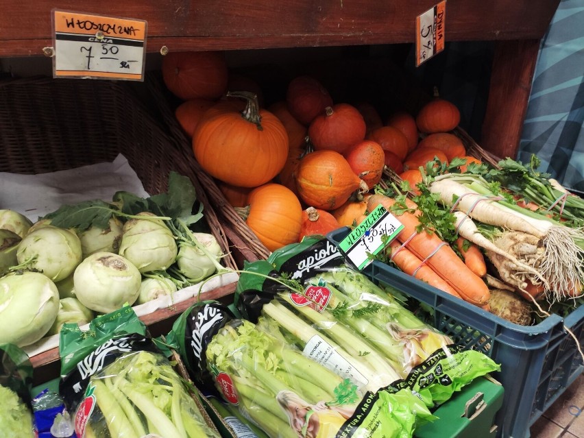 Jesień na straganach. Pachnące warzywa i owoce na Małym Rynku. Co dokładnie kupimy we wrześniu?