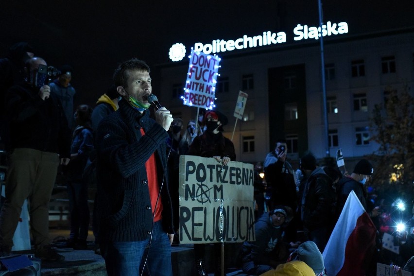 Protest kobiet w Gliwicach. 8 tysięcy osób protestowało na ulicach, jedna została ukarana za brak maseczki. Zobacz ZDJĘCIA