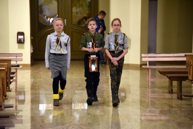 Harcerska delegacja naszego hufca odwiedziła wiele zakładów pracy, firm, instytucji i szkół  przekazując  Światło wraz z ideą pokoju, braterstwa i życzeniami  świątecznymi.