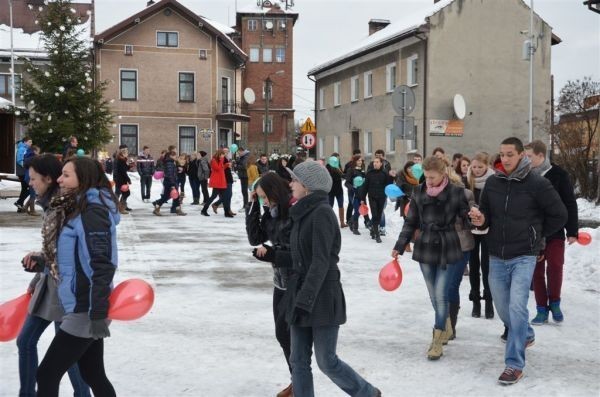 Tegoroczni maturzyści z mszańskich szkół zatańczyli poloneza...