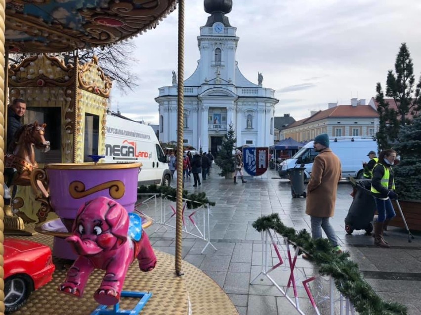 Bożonaradzeniowy jarmark i świąteczne dekoracje w Wadowicach...