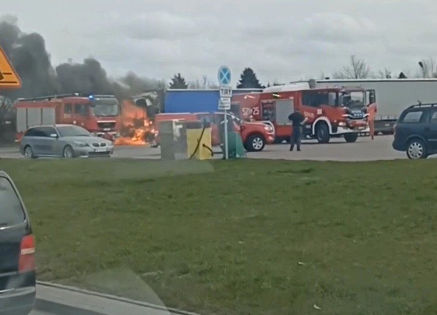 Pożar TIRa na stacji paliw w Starogardzie Gdańskim ZDJĘCIA 