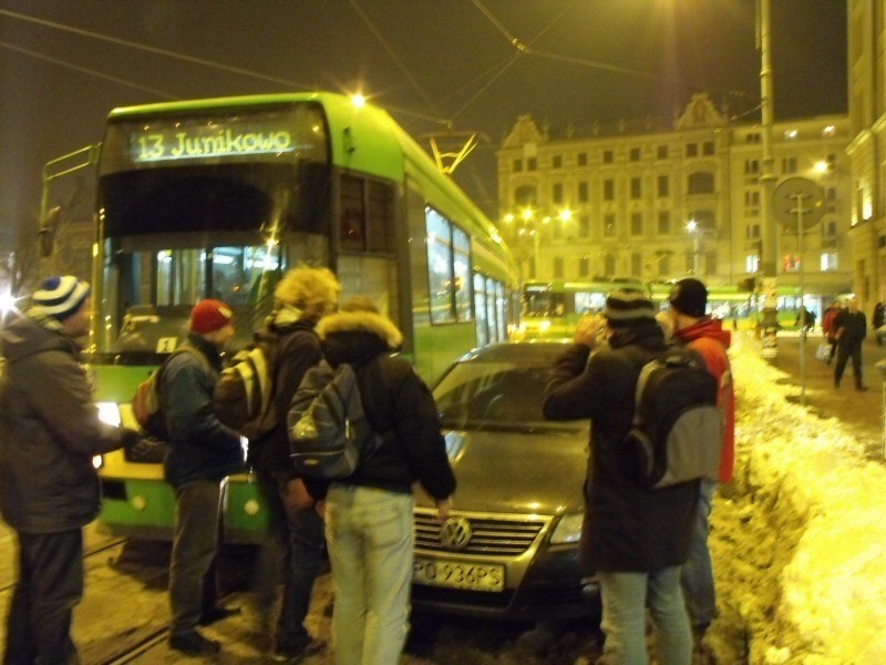 Pasażerowie &quot;trzynastki&quot; przesunęli auto blokujace ruch. Zdjęcia