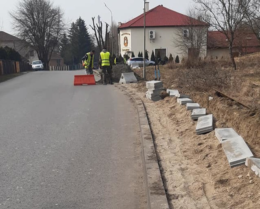 Remont chodnika w Buszkowicach w gm. Żurawica.