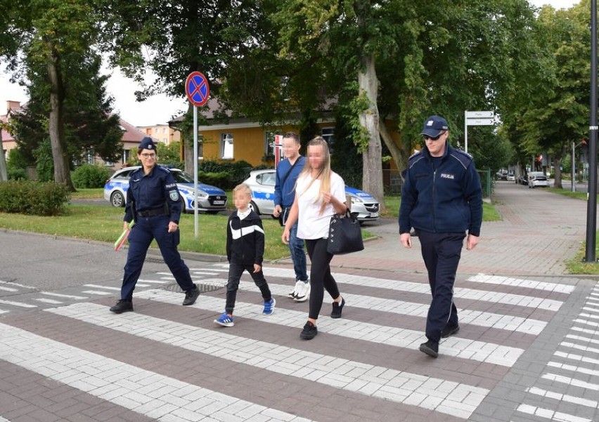 W rejonie szkół na terenie powiatu puckiego można spotkać dzielnicowych, policjantów ruchu drogowego i zajmujących się profilaktyką społeczną, którzy czuwają nad bezpieczeństwem dzieci i młodzieży w drodze do szkoły