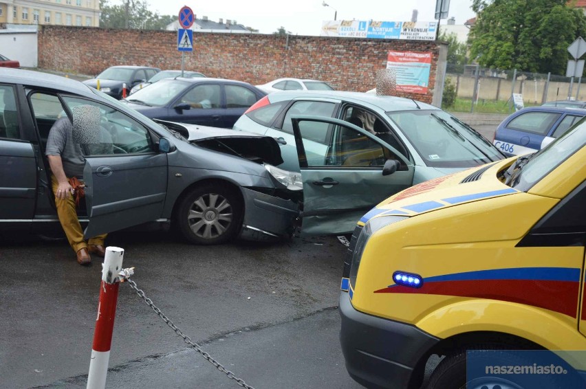 Zderzenie 3 samochodów na skrzyżowaniu Stodólna - Związków Zawodowych we Włocławku [zdjęcia]