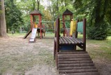 Plac zabaw w Parku Piszczele w Sandomierzu odstrasza. Rodzice apelują o przegląd i wymianę urządzeń. Zobacz zdjęcia