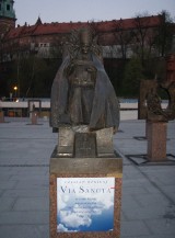 Via Sancta. Wystawa rzeźb Jana Pawła II autorstwa prof. Dźwigaja pod Wawelem