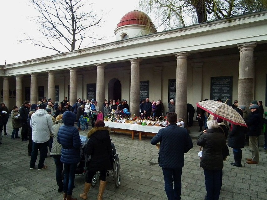 Wielka Sobota w Poznaniu: Święcenie pokarmów u dominikanów