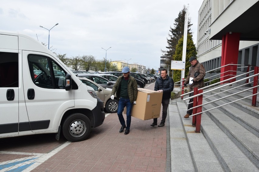 Koronawirus Radomsko: kolejna partia maseczek trafiła z urzędu miasta do Radomszczańskiej Spółdzielni Mieszkaniowej