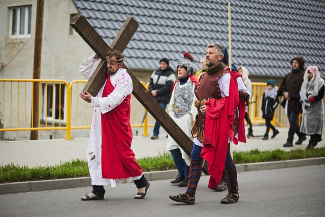 Niezwykła droga krzyżowa przeszła ulicami Kunic