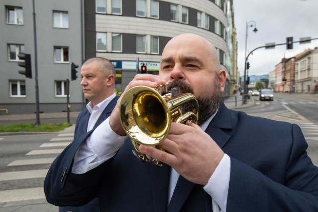 W niedzielę (18.10.) Marcin Ściesiński na trąbce i Łukasz Rafiński na werblu - muzycy „Embandu” - odegrali hejnał bydgoski na skrzyżowaniu ulic Królowej Jadwigi, Dworcowej i Fredry