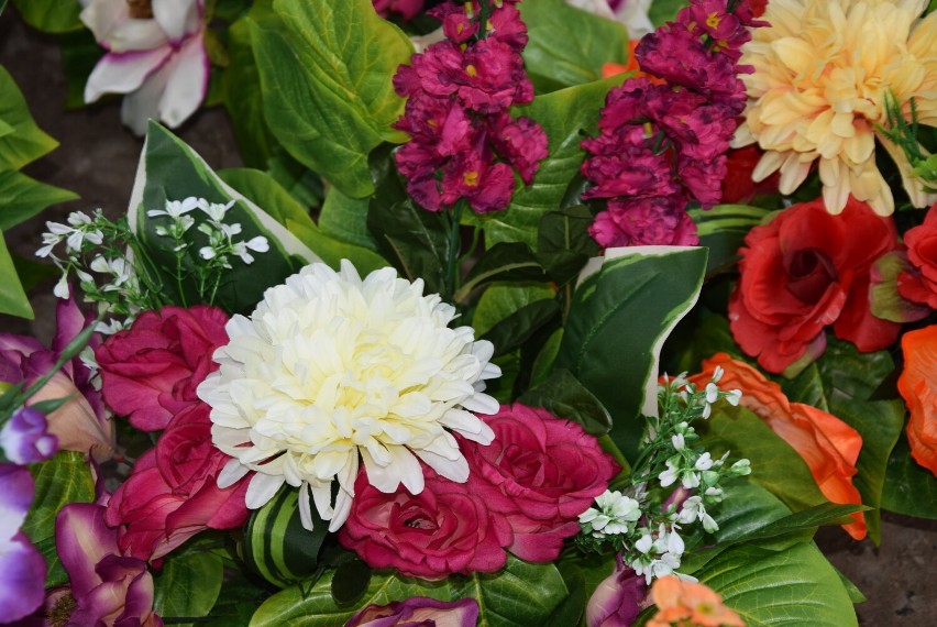 Wszystkich Świętych. Wiązanki na cmentarz ze sztucznych kwiatów na giełdzie samochodowej w Rzeszowie [ZDJĘCIA]
