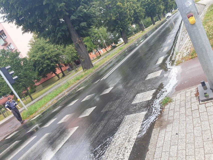 Czy studzienka kanalizacyjna nie odbiera deszczówki na Bydgoskiej? Zdjęcie od czytelnika