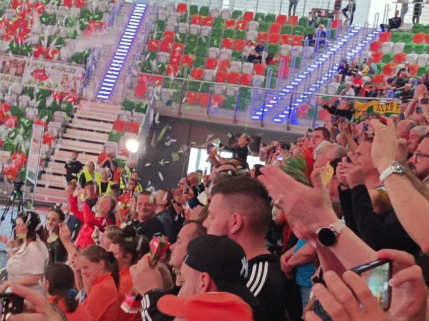 Koronacja piłkarek ręcznych Zagłębia Lubin i świętowanie z kibicami zdobycia tytułu Mistrza Polski!