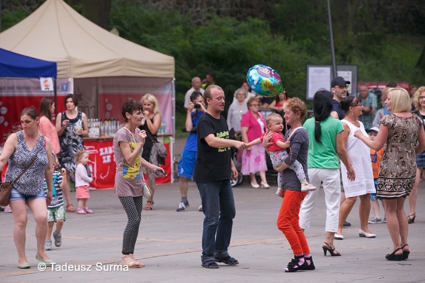 Miejscy radni pokazują, jak się bawić, czyli stargardzkie fajfy w parku w obiektywie Tadeusza Surmy